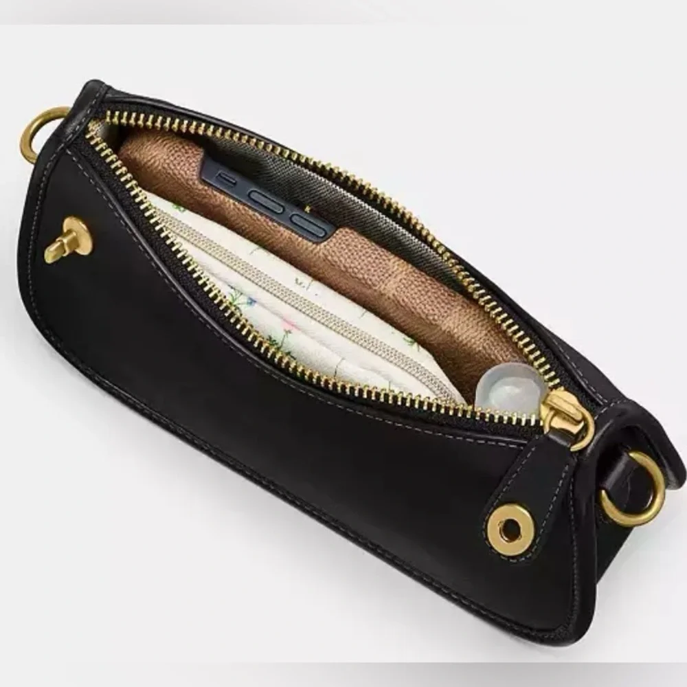 ❌SOLD❌ NWT COACH Swinger 20 Bag in Black/Brass - Picture 5 of 10